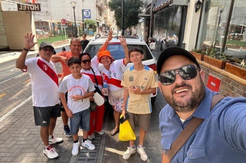 Un grupo de personas en una calle de la ciudad, con un edificio en el fondo que dice 'HOTEL'. 1