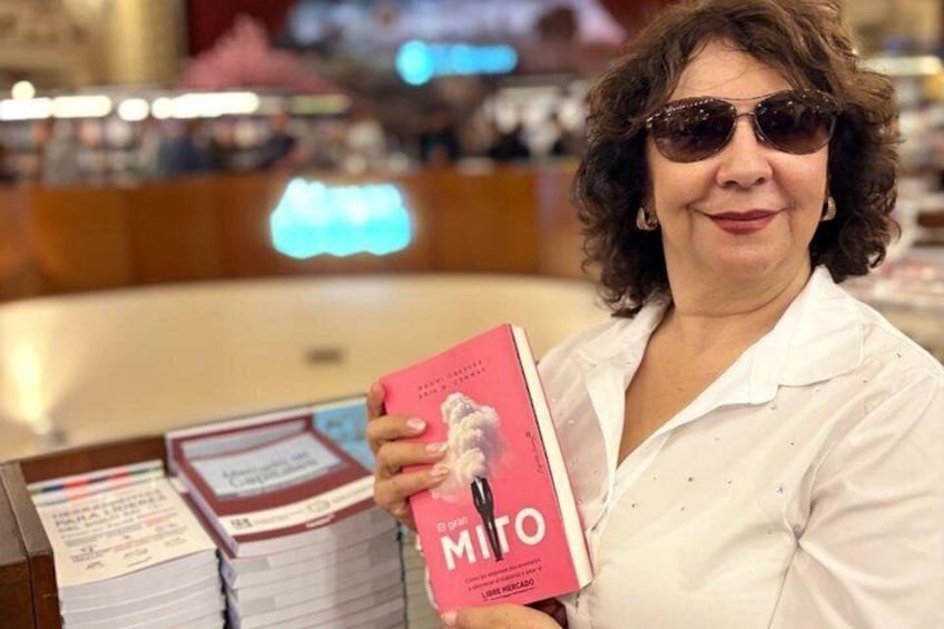 Una persona sosteniendo un libro titulado 'Mito' de Laura Wittstock. 4