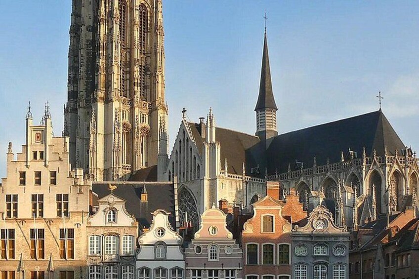 Una catedral histórica con arquitectura gótica detallada, una aguja destacada y edificios tradicionales colindantes. 4