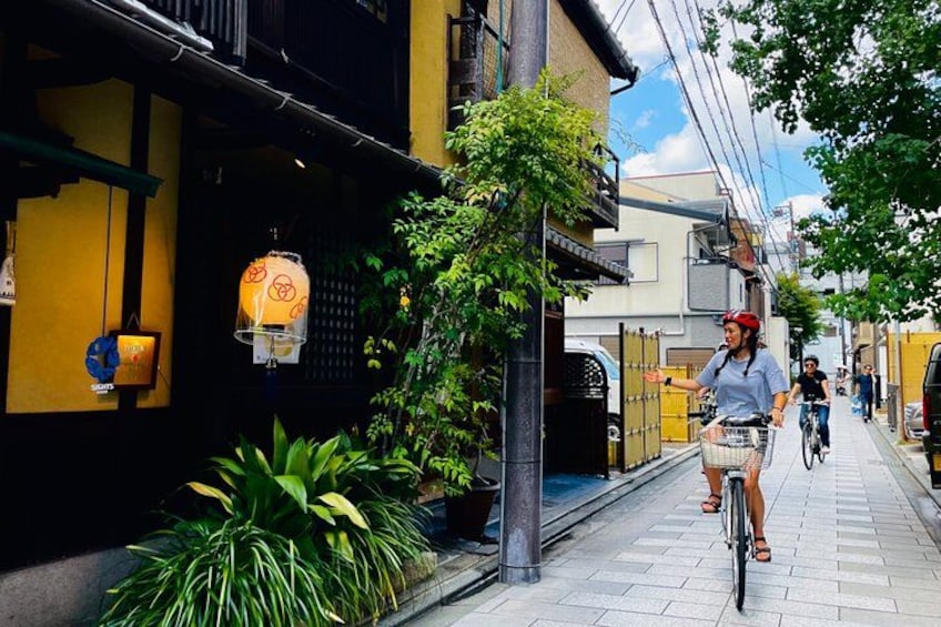 Pedal Adventure Kyoto's iconic landmarks on an e-bike tour 2