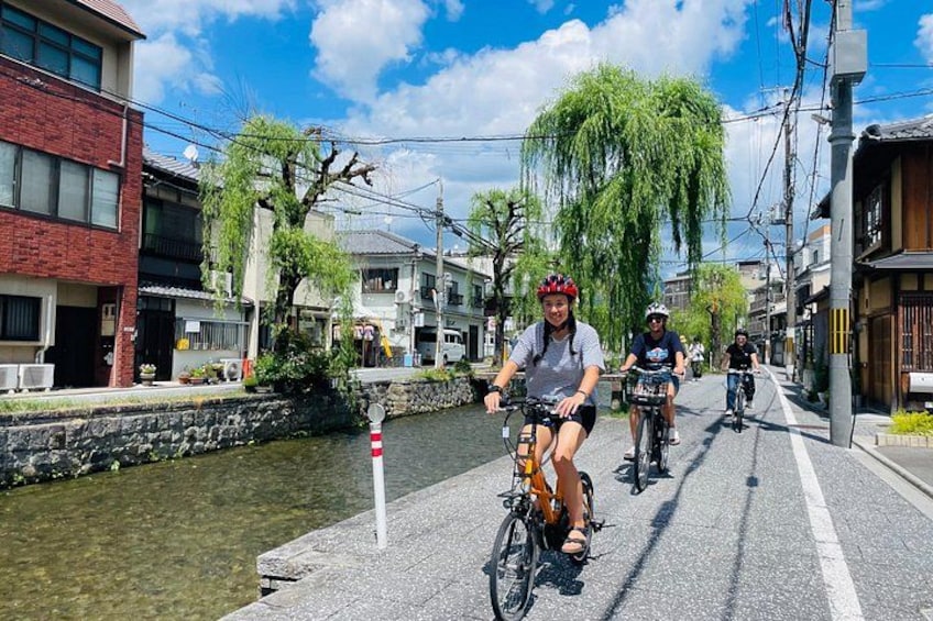 Pedal Adventure Kyoto's iconic landmarks on an e-bike tour 2