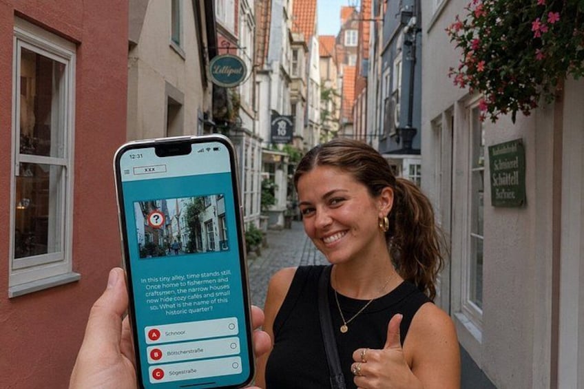 Una persona sosteniendo un teléfono inteligente que muestra un mapa con nombres de calles. 3