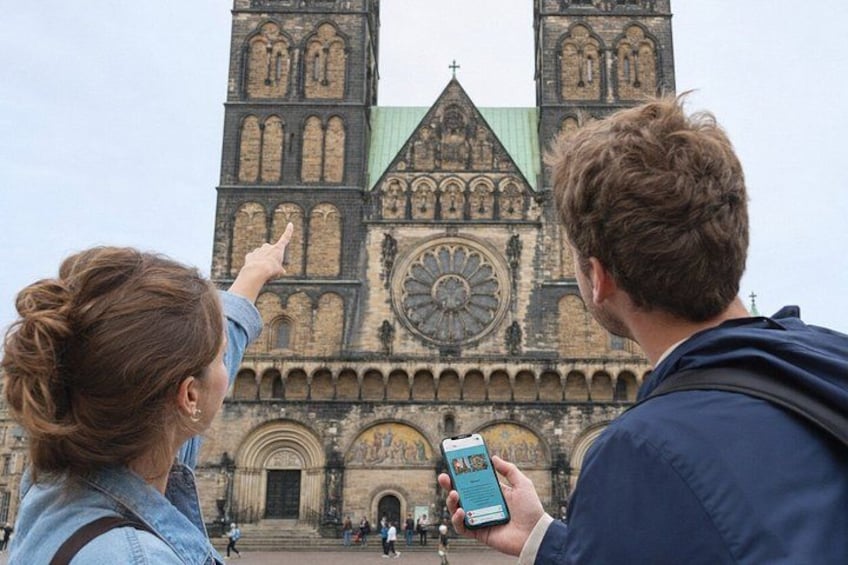 Una iglesia histórica con un gran reloj y arcos apuntados. 2