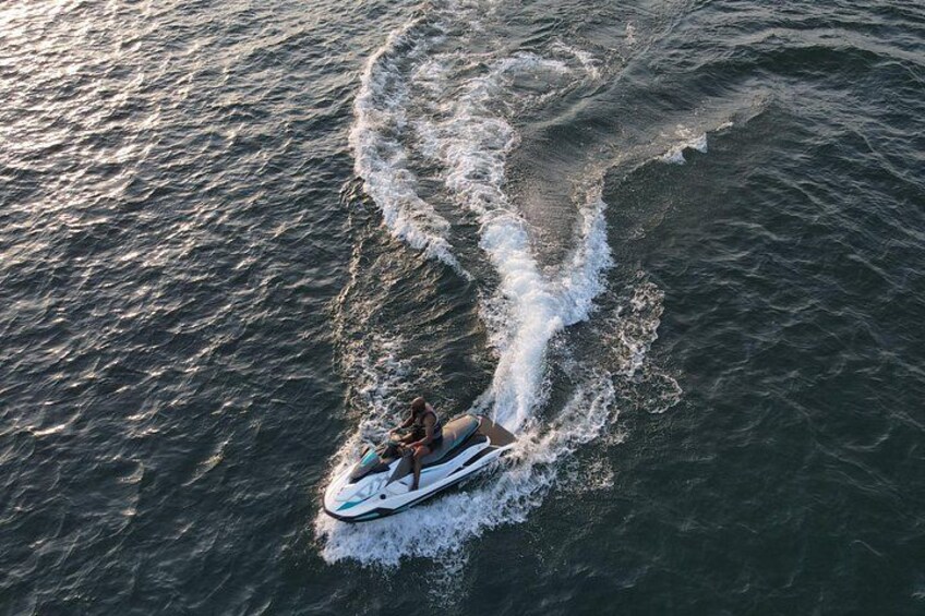 En person på jetski på vandet. 1