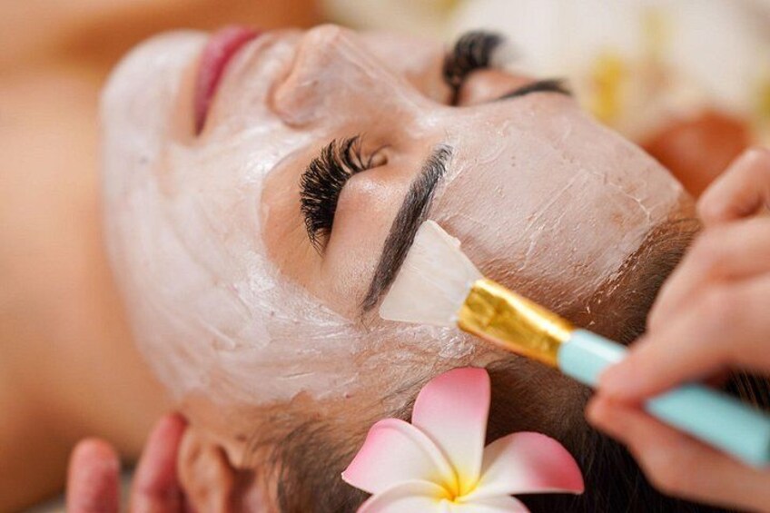 Una persona recibiendo un tratamiento facial con un cepillo. 1