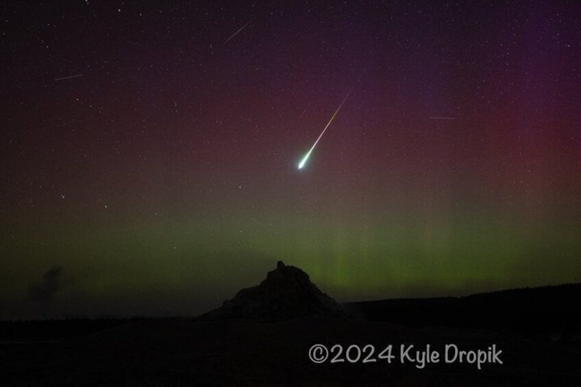 Ein Berg unter einem Nachthimmel mit Sternen und dem Polarlicht. 2