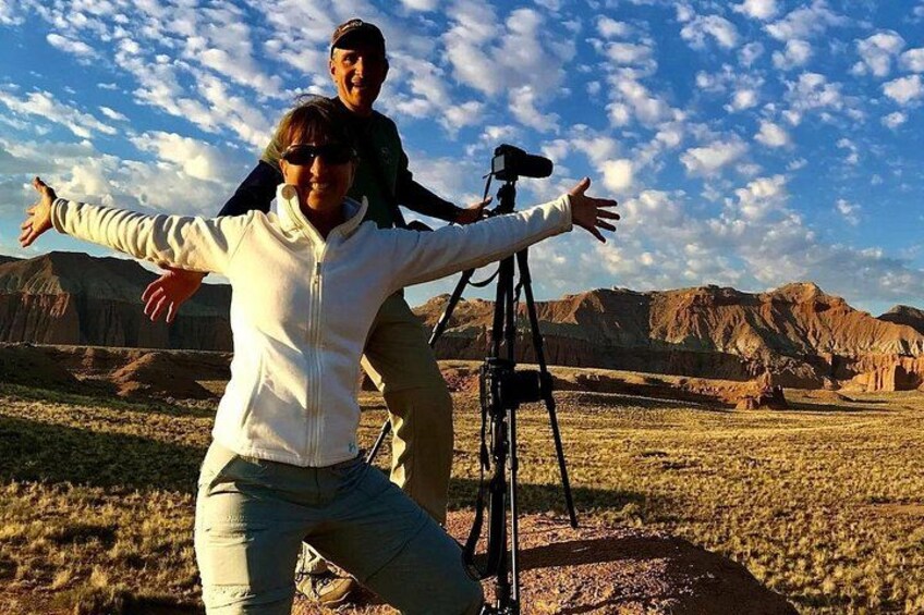 Deux personnes dans un champ, avec un appareil photo posé sur un trépied. 5