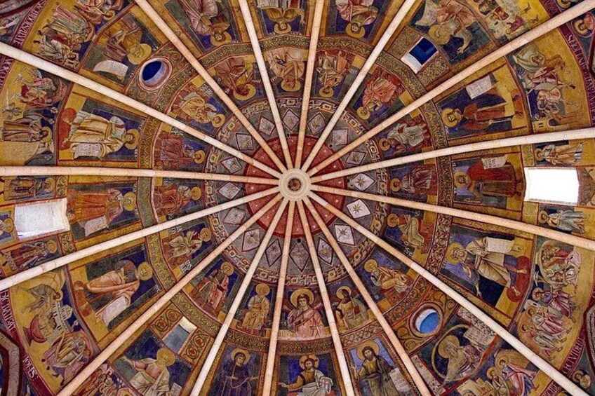 Une mosaïque détaillée à motifs rayonnants, représentant des figures et des symboles religieux. 4