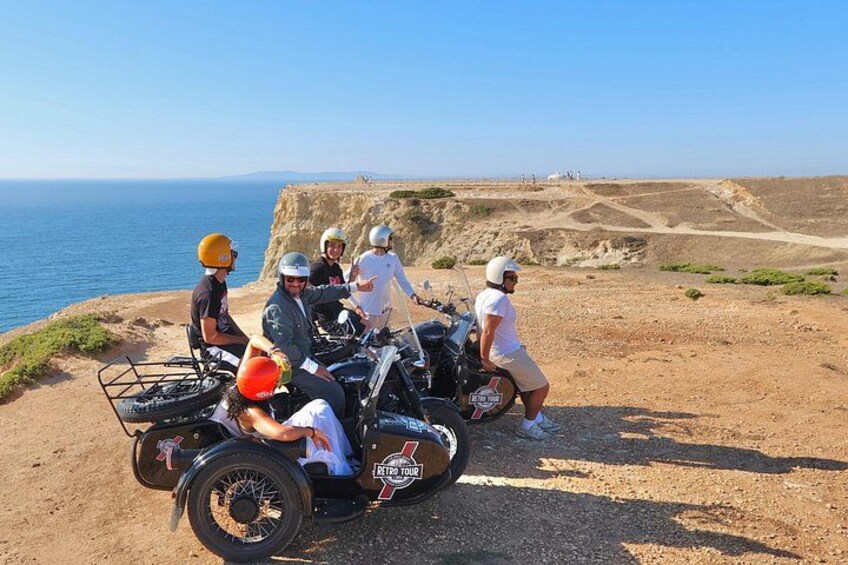 En gruppe mennesker på en quad bike nær en kystklipte. 2