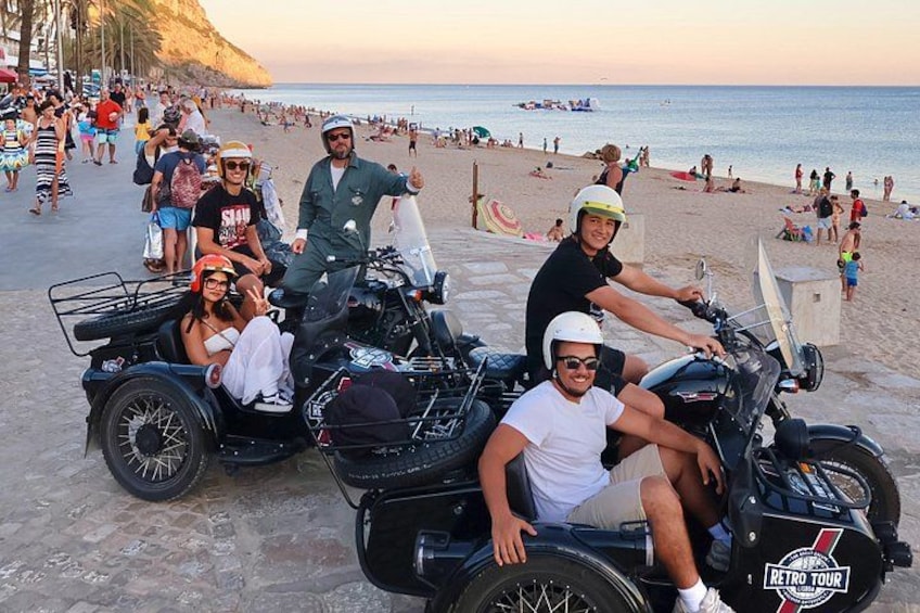 En strandscene med mennesker, en motorcykel og en beliggenhed ved stranden. 5