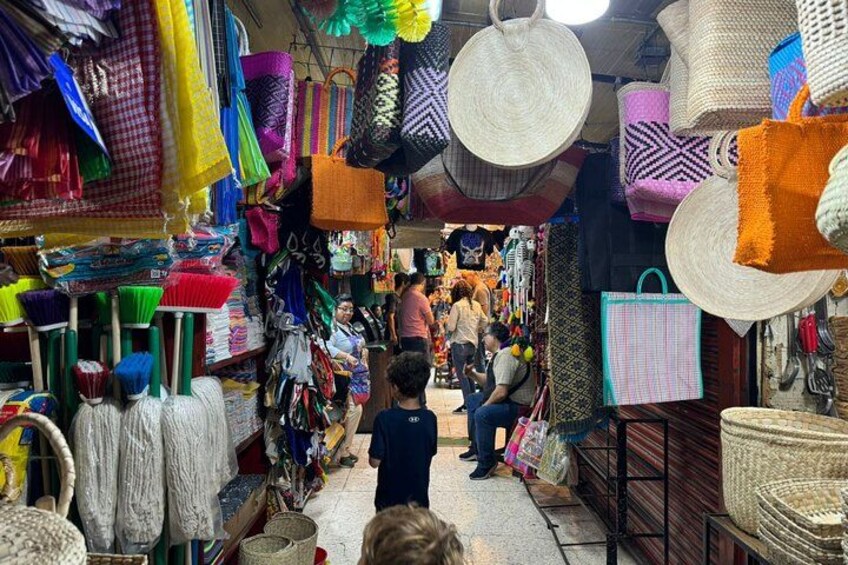 Un mercato con diversi cesti e tessuti colorati. 2
