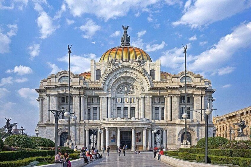 Un majestuoso edificio neoclásico con una gran cúpula, columnas y estatuas. 4