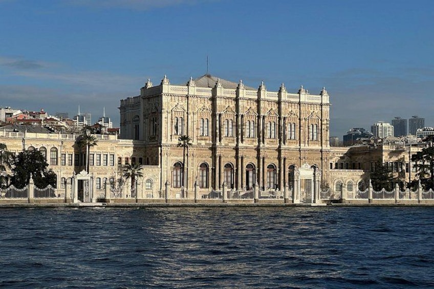 Een historisch pand met versierde architectuur aan het water. 3