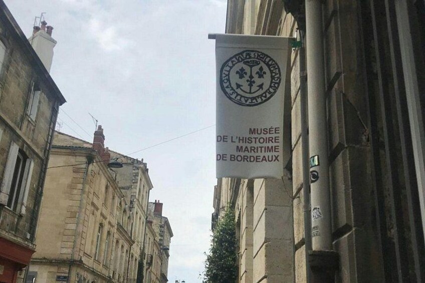 Een banner voor het Maritiem Geschiedenismuseum van Bordeaux. 3