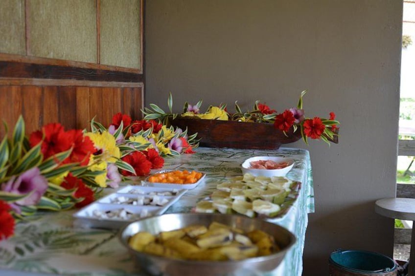 Una mesa con diversos alimentos y una decoración floral. 3