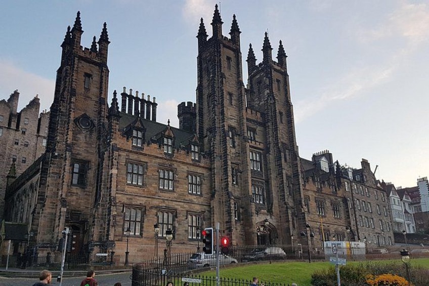 Edinburgh: City Walk Audio Guide in 7 Languages on your Phone 3