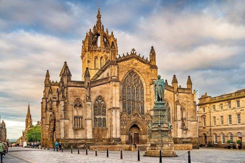 Edinburgh: City Walk Audio Guide in 7 Languages on your Phone 1