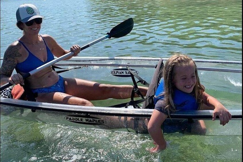Een persoon en een kind varen in een roeiboot op het water. 5