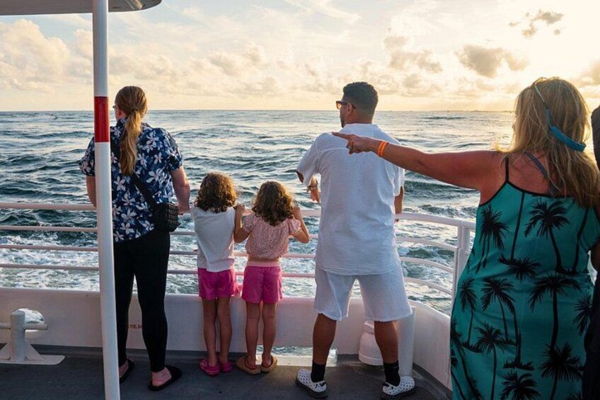 Una familia en un bote con vista al océano. 4