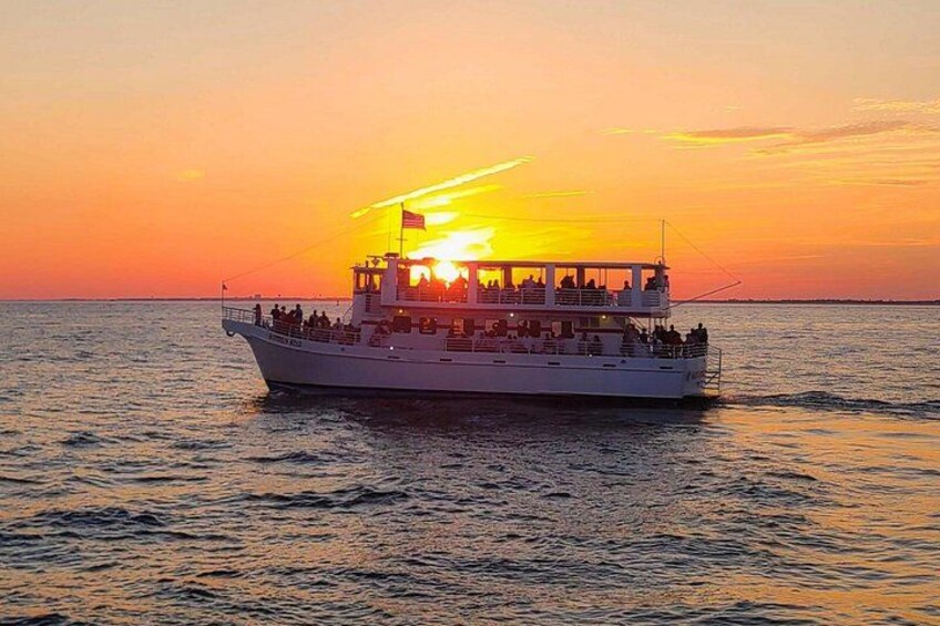 Un bote con pasajeros al atardecer. 2