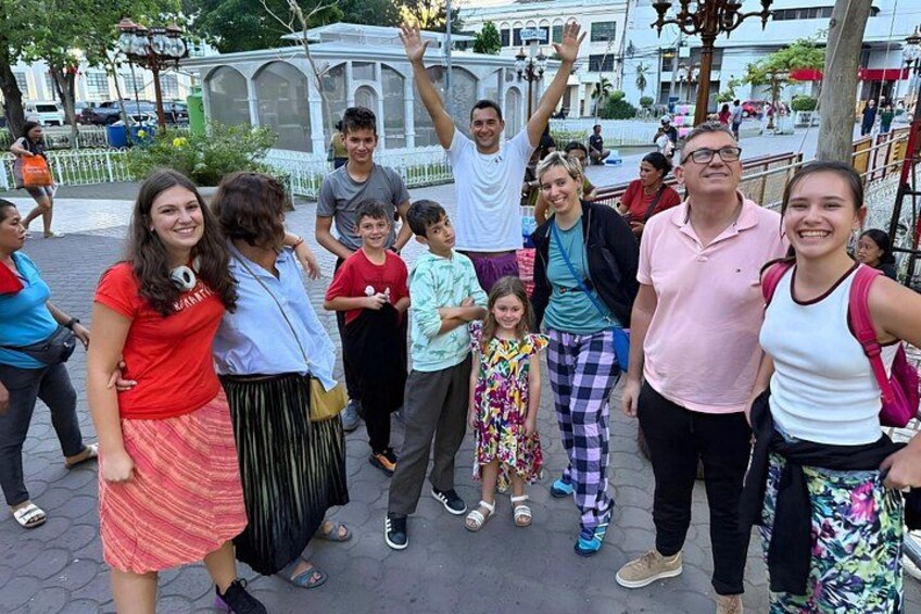 Eine Gruppe von Personen posiert für ein Foto vor einer Gebäudefassade im Freien. 1