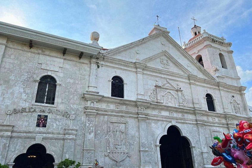 Ein großes, historisches Gebäude mit einem Glockenturm und Rundbogenfenstern. 2