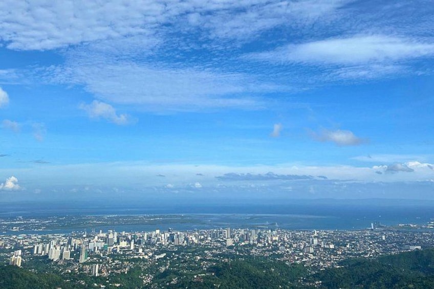 Eine Stadtansicht mit blauem Himmel und fernen Bergen. 4
