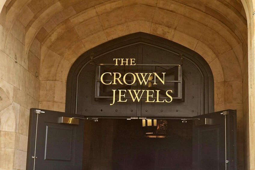 Señalización de 'The Crown Jewels' en un arcoado portal de piedra. 2