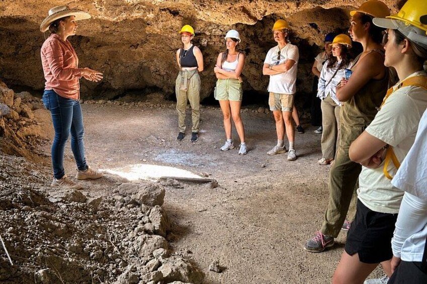 Un gruppo di persone in una grotta con una guida che spiega qualcosa. 2