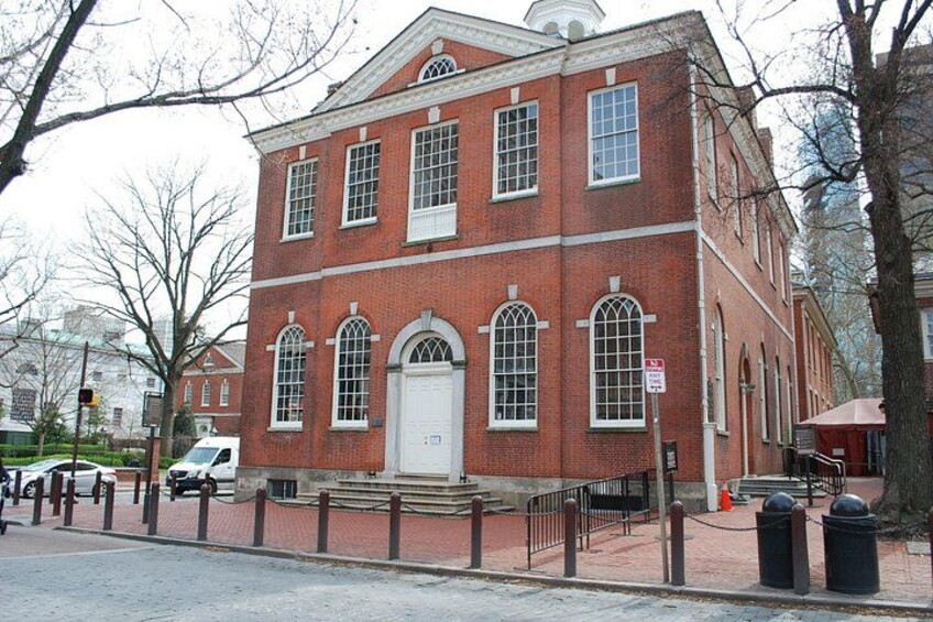 Independence Mall (Entrance to 2 Historic Sites) 2.5 Hour Walking 3