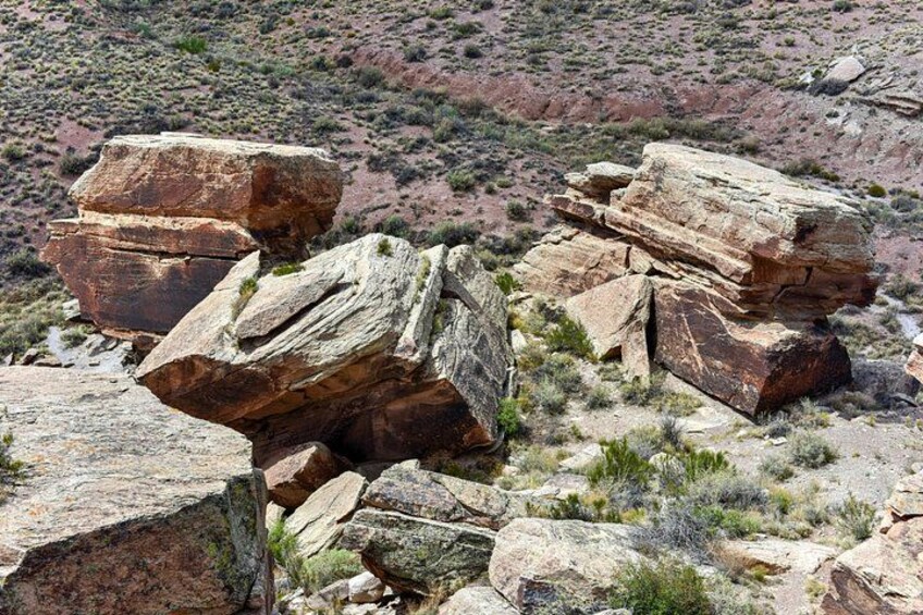 Un paisaje rocoso con grandes rocas y vegetación escasa. 2