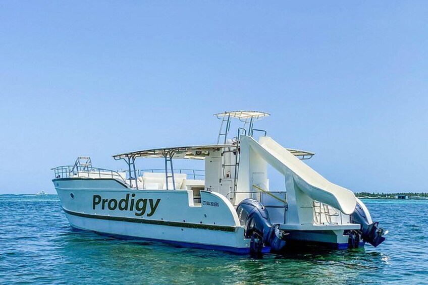 Ein weißes Boot namens 'Prodigy' mit einem weißen Verdeck und einer kleinen Rampe hinten. 4