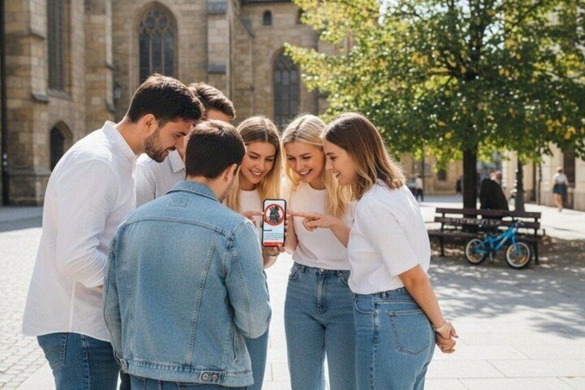 Een groep mensen staat buiten en kijkt naar een smartphone. 1