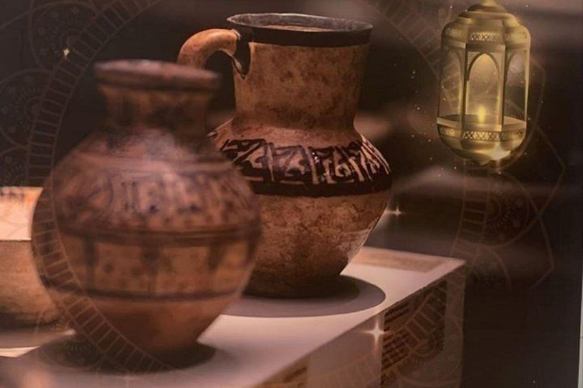 Cerámica antigua y un farol en una vitrina de museo. 3