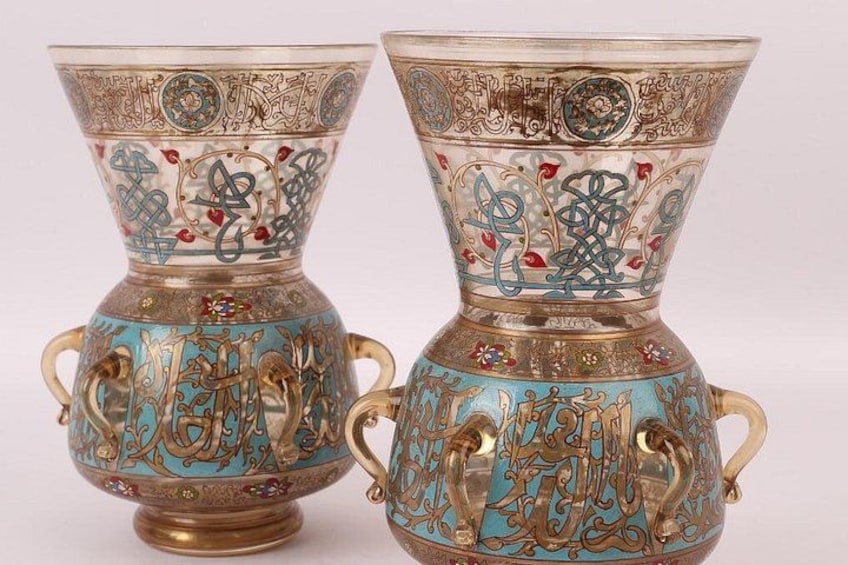 Dos jarrones ornamentados con diseños intrincados y caligrafía. 4