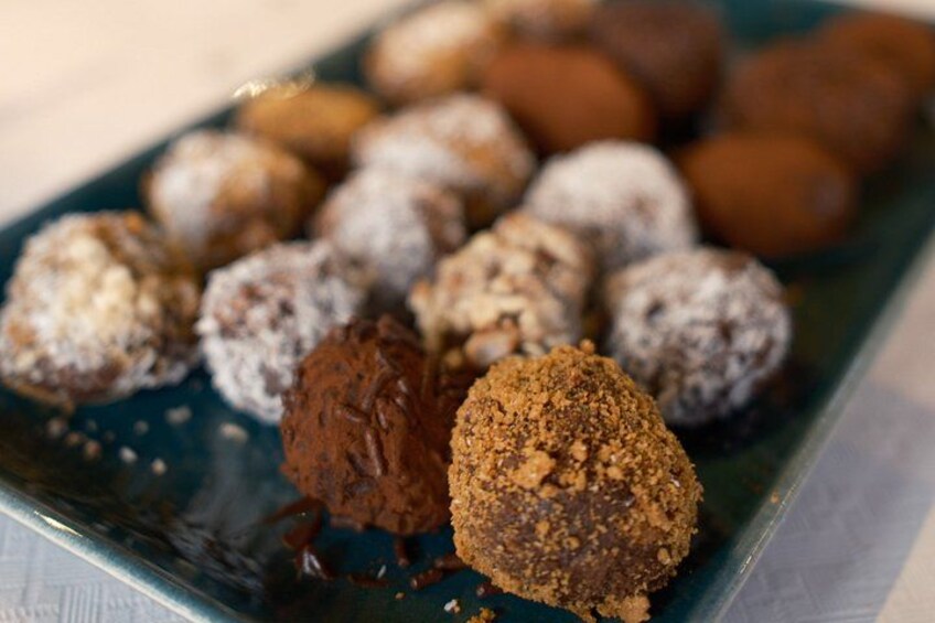 Un plato de trufas variadas. 3