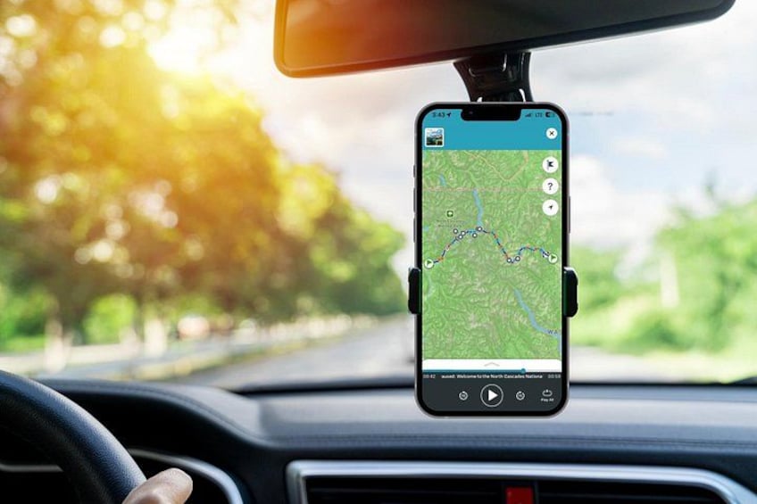 Un teléfono inteligente sujeto al tablero de un automóvil mostrando un mapa. 3