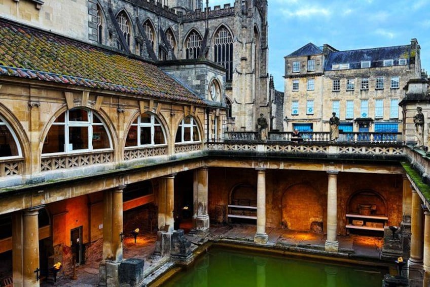 Un patio histórico con una fuente, arcos y arquitectura gótica. 4