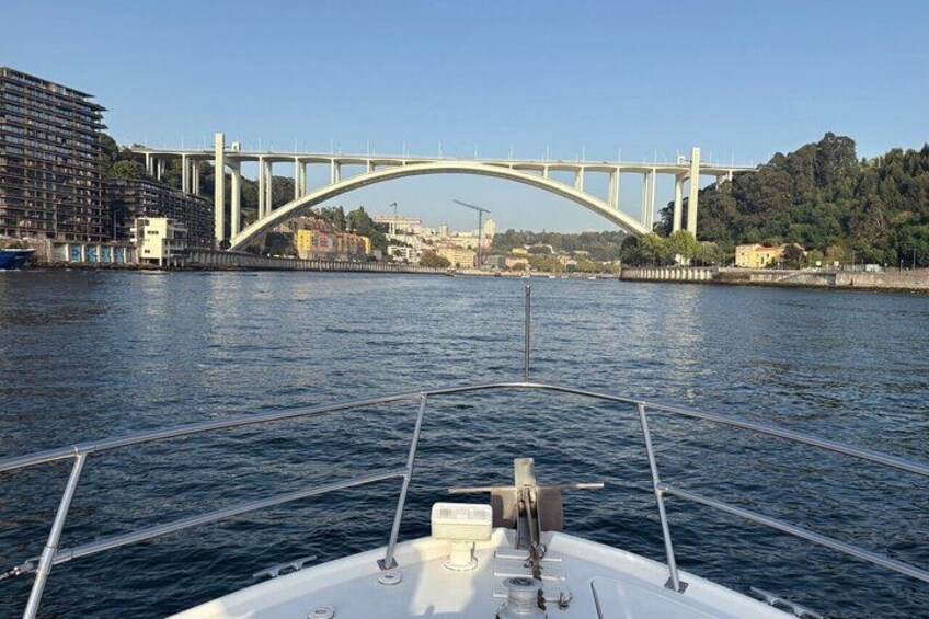Una barca sull'acqua con un ponte sullo sfondo. 2