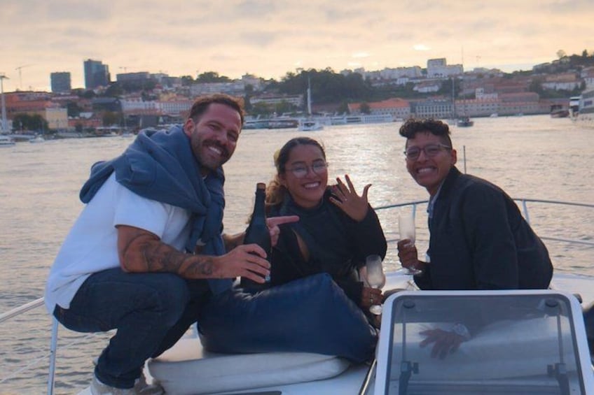 Tres personas en un bote con un paisaje urbano al fondo. 4