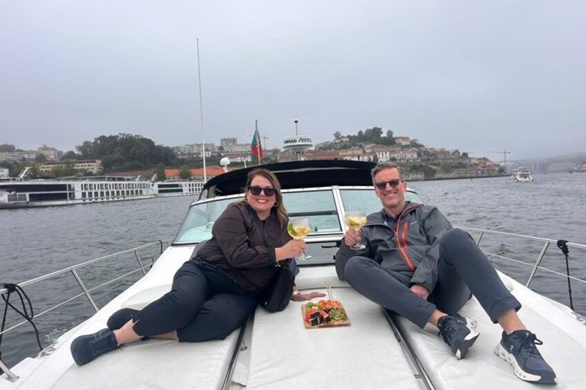 Dos personas en un bote con un paisaje urbano al fondo. 2