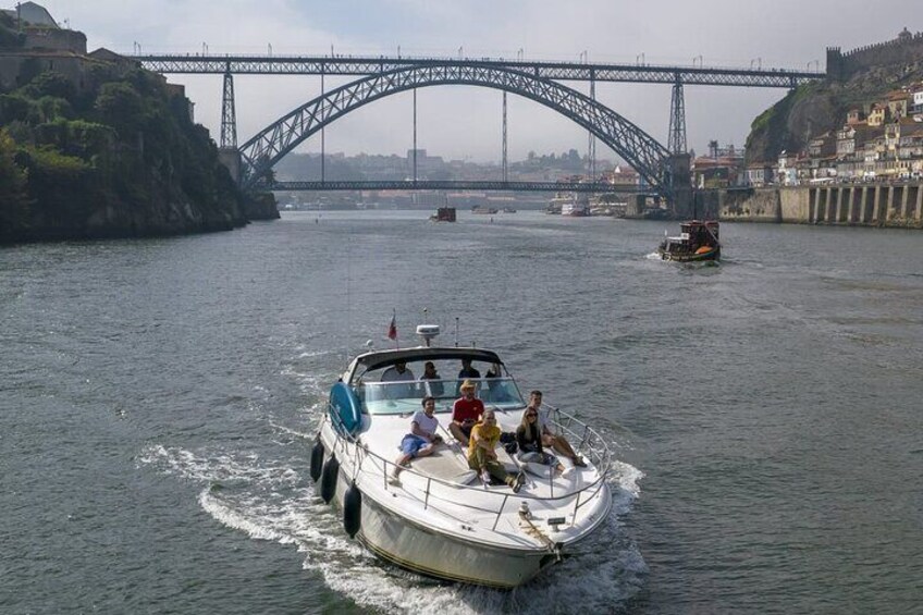 Un bateau transportant des passagers sur une rivière, un pont en arrière-plan et une vue sur la ville au loin, sur l’autre rive. 4