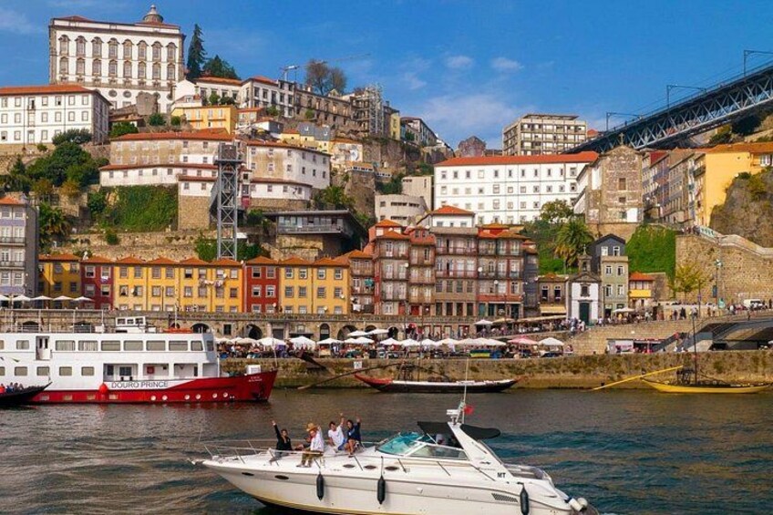 Un río con barcos, un puente y edificios coloridos a lo largo de la orilla. 5