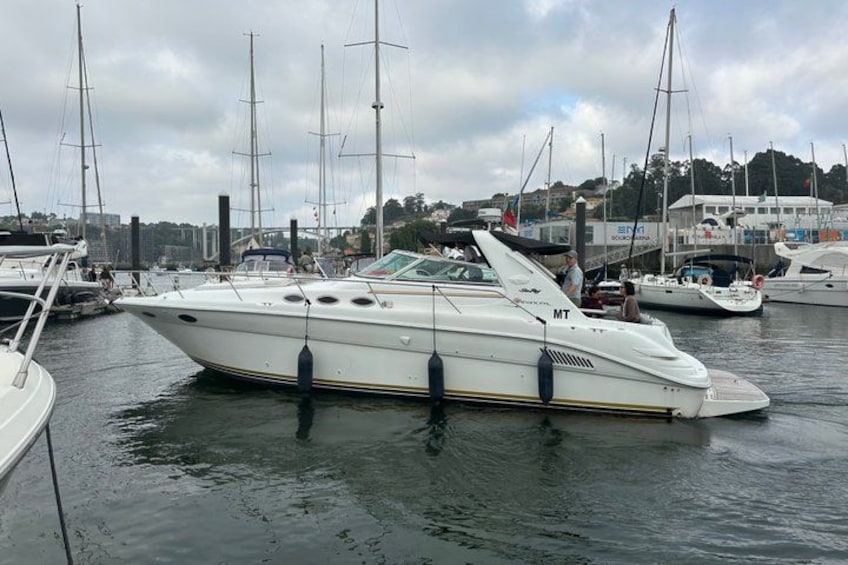 Een jachthaven met verschillende zeilboten afgemeerd. 5