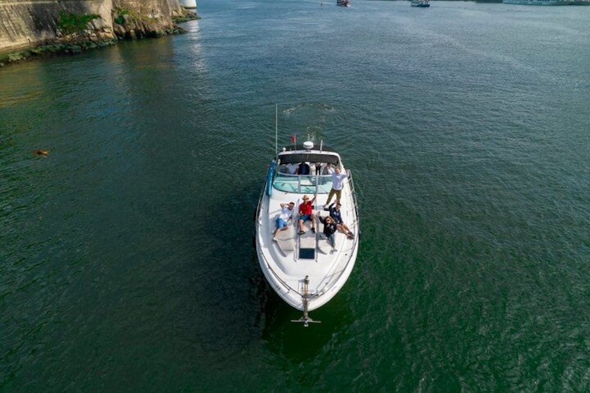 Una barca bianca con persone a bordo che galleggia su acque calme. 4
