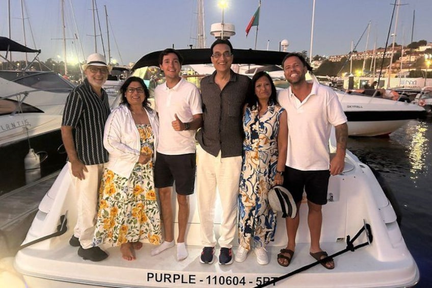 Un grupo de personas en un barco, con un puerto deportivo al fondo. 2