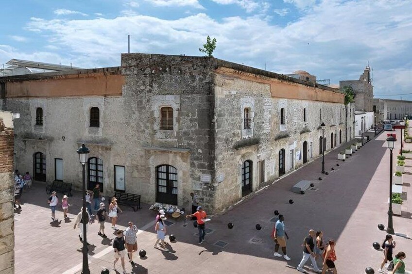 Un edificio histórico con ventanas de arco y un patio. 3