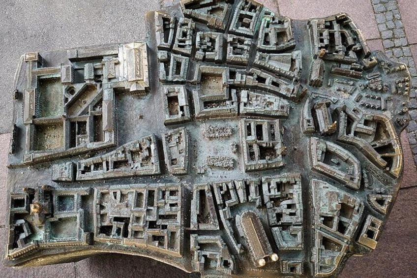 Una dettagliata scultura in metallo che raffigura una città con intricati dettagli architettonici. 3