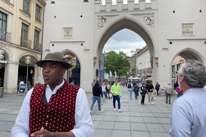 Un arco storico con persone che camminano sullo sfondo. 5