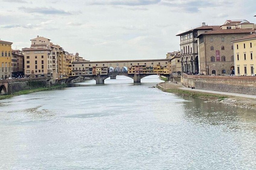 Un río con un puente, edificios y cielo despejado. 2
